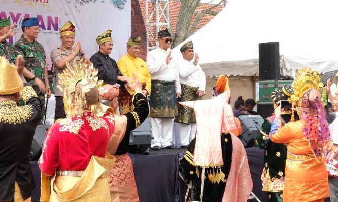 Kapolda Riau saat menghadiri Karnaval Kebudayaan Provinsi Riau 2019 di Jalan Gajah Mada, Sabtu (19/10/2019).